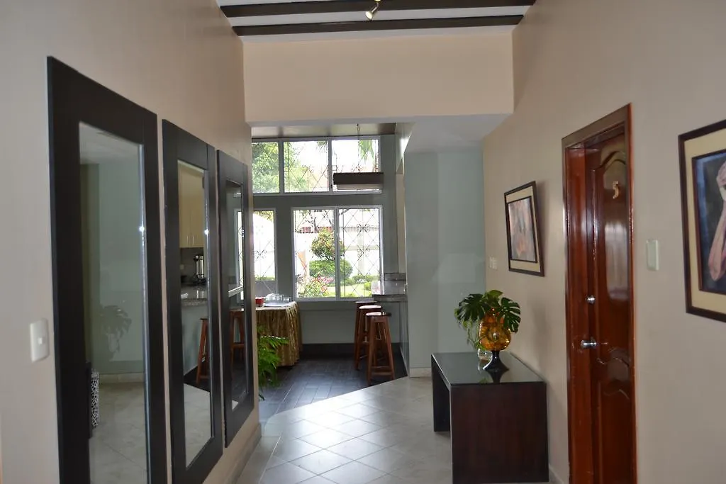 Urdesa Suites Hotel Γκουαγιακίλ